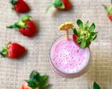 Hình bước làm 3 của món Sinh Tố Sữa Dâu