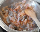 Foto del paso 2 de la receta: Langostinos al curry con orejones