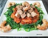 Foto del paso 7 de la receta: Solomillo de atún con sofrito, langostinos y alga wakame