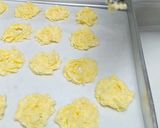 Foto langkah ke 5 dari resep Kue Sagu Keju.