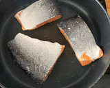 Foto del paso 6 de la receta: Salmón a la naranja 🍊 con patatas fritas en airfryer y espárragos a la plancha