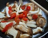 Foto del passaggio 1 della ricetta Cardoncelli trifolati con pomodorino 🍄🍅🌿