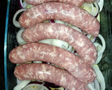 Foto del paso 3 de la receta: Butifarra de pimienta al horno 🐖🐖🧅🧅🧅🥔🥔🥔🍠🍠