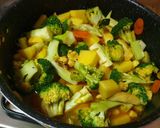 Pas rețetă Tocanta aromată de cartofi cu pui și broccoli 3 fotografie