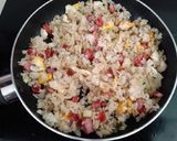 Hình bước làm 1 của món Cơm chiên xúc xích bọc trứng (Omurice biến tấu kiểu VN)