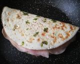Foto del paso 3 de la receta: Tortilla de claras con hierbas frescas rellena de pavo