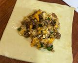 Foto langkah ke 4 dari resep Beef & cheese puff pastry.