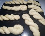 A picture of step 4 of Bomboloni twist.