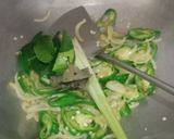Foto langkah ke 2 dari resep Tumis Asin Cumi Cabai Hijau.