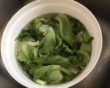 Une image de l'étape 1 de Salade reine des glaces aux tomates roses, oignons nouveaux et fleurs d'ail du jardin.