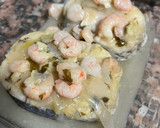 Foto del paso 4 de la receta: Merluza en salsa con gambita congelada