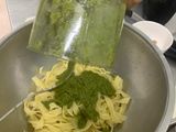 พาสต้าซอสเพสโต้ (Fettuccine with Pesto Sauce)