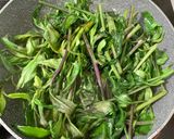 Hình bước làm 2 của món Rau Lủi Rừng Xào Tỏi