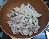 รูปขั้นตอนการทำที่ 3 ของ รากบัวผัดหมูซอสมิโซะงาบด