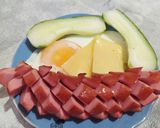 Фото кроку 1 до Жареная сосиска с яйцом, сыром и свежим огурцом.