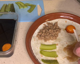Foto del paso 8 de la receta: Tortilla trend con cerdo teriyaki, cebolla caramelizada, pepinillo encurtido y yema curada soja y PX