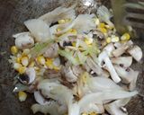 Foto langkah ke 2 dari resep Oseng jamur kancing udang.