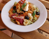 Foto del paso 8 de la receta: Ensalada de pasta con jamón con vinagreta de cebolla, miel y mostaza