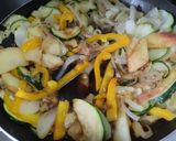Foto del paso 2 de la receta: Salteado de vegetales y manzana🍎🧅🥯