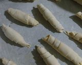 Foto langkah ke 2 dari resep Mini Croissant Keju.