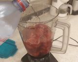 A picture of step 4 of Strawberries Juice.