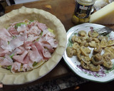 Foto del paso 3 de la receta: Tarta de jamón y queso con champiñones y aguacate