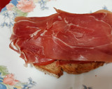 Foto del paso 4 de la receta: Tosta integral de espelta de jamón y queso brie