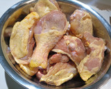 Foto del paso 1 de la receta: Pollo con tomate