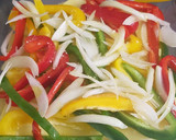 Foto del paso 2 de la receta: Salmón al horno con patatas y pimientos