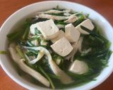 Hình bước làm 4 của món Canh Hẹ Nấm Nấu Đậu Hũ