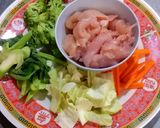 รูปขั้นตอนการทำที่ 1 ของ ผัดผักรวมมิตรไก่