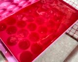 Foto langkah ke 2 dari resep Strawberry Red Velvet Cheese Pudding.