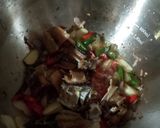 Foto langkah ke 4 dari resep Ikan Gabus Asin Masak Asam Manis.