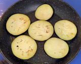 Foto del paso 5 de la receta: Hojaldre de berenjena con pera encebollado y corona de cabra