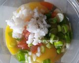 Foto langkah ke 2 dari resep Omelete Nasi Daun Bawang (bekal Anak).