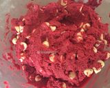 Foto langkah ke 2 dari resep Red velvet white chocolate cookies.