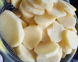 A picture of step 2 of Garlic spicy potatoes with stir-fry cauliflower.