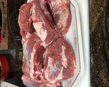 Foto del paso 2 de la receta: Paletilla de cordero al horno con cabeza de ajos y patata al horno