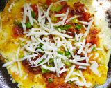 अनियन चीज़ ऑमलेट (onion cheese omelette recipe in Hindi) रेसिपी चरण 3 फोटो