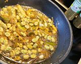 Foto del paso 5 de la receta Habas con jamón, Ajos tiernos y Huevo poché