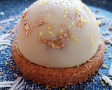 Foto del paso 16 de la receta: Mousse de limón con polvo de oro y cobertura de chocolate blanco