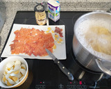 Foto del paso 3 de la receta: Espaguetis con salmón ahumado y huevos de codorniz