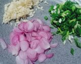 Foto langkah ke 1 dari resep Nasi goreng kecap bumbu iris praktis.