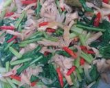 Foto langkah ke 7 dari resep Tumis Jamur Tiram dan Sawi.