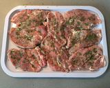 Foto del paso 2 de la receta Chuletas de cabezada de cerdo a la plancha con vinagreta