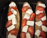 Une image de l'étape 2 de Bruschetta à l’air fryer.