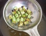 A picture of step 3 of Dhani Makhana Murmura Chivda.