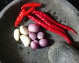 Foto langkah ke 2 dari resep Tongkol suwir pedas manis.