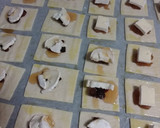 Foto del paso 2 de la receta: Canapés de hojaldre queso de rulo y queso brie