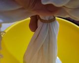 A picture of step 2 of Yogurt Cheese or Labneh.